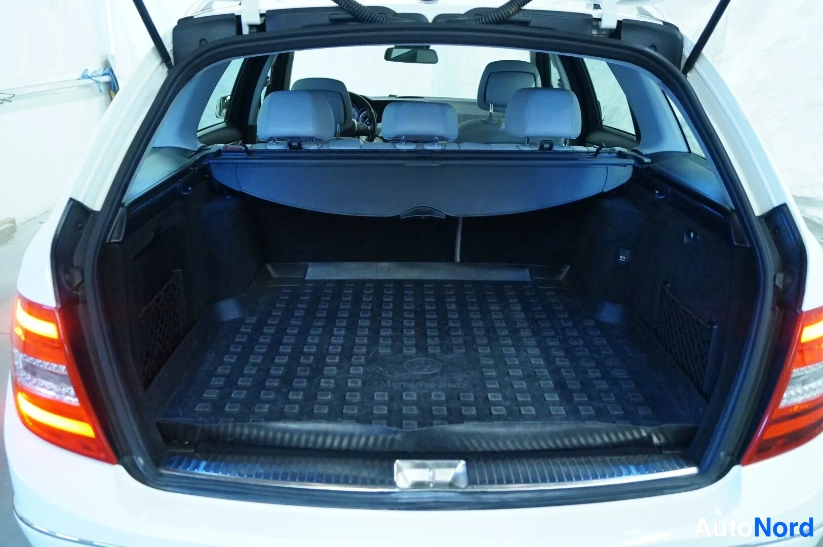 Valkoinen Mercedes-Benz C CDI 2013, tavaratila, kuva 10