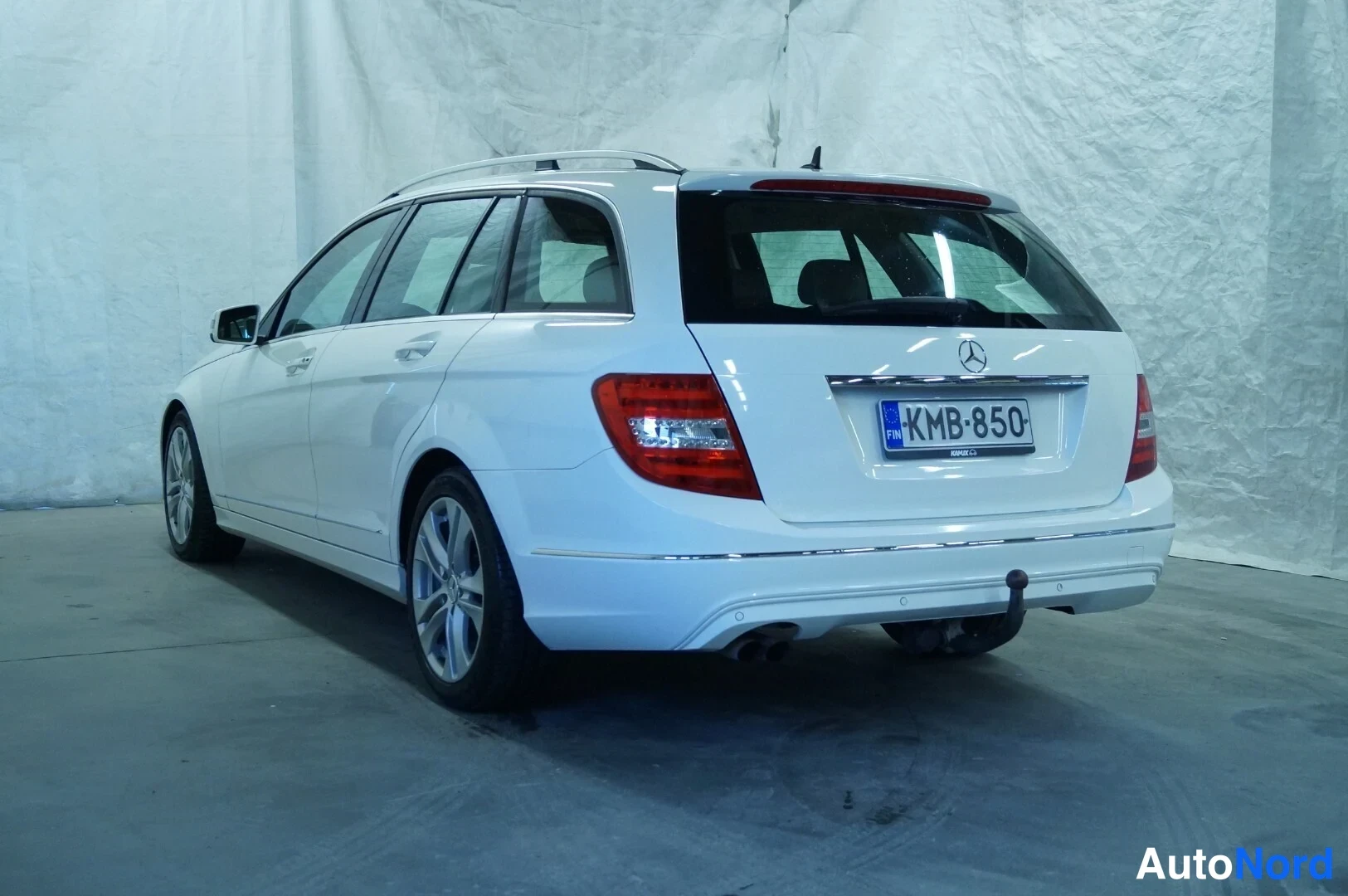 Valkoinen Mercedes-Benz C CDI 2013, takaviisto, kuva 4