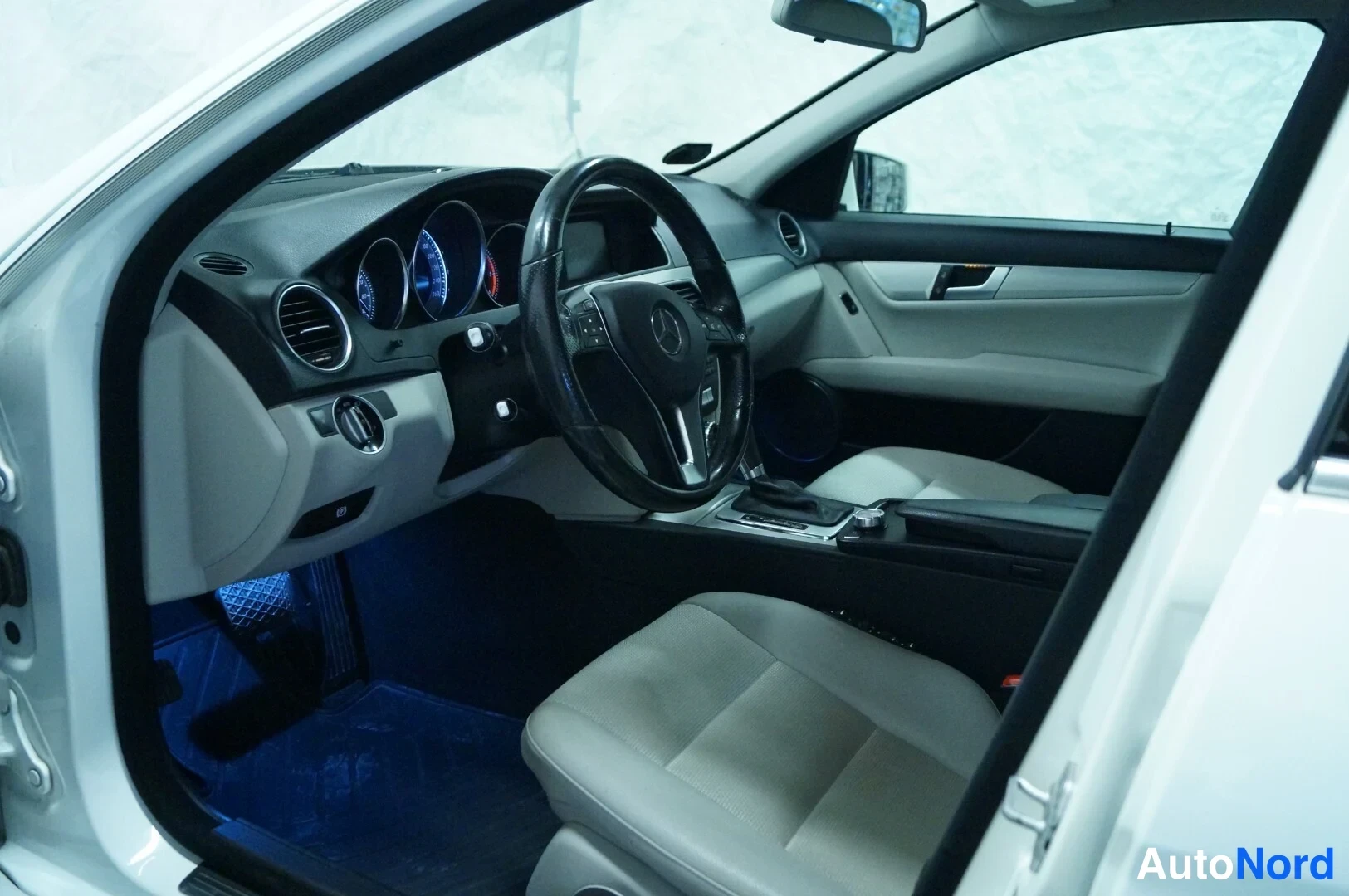 Valkoinen Mercedes-Benz C CDI 2013, ohjaamo, kuva 5