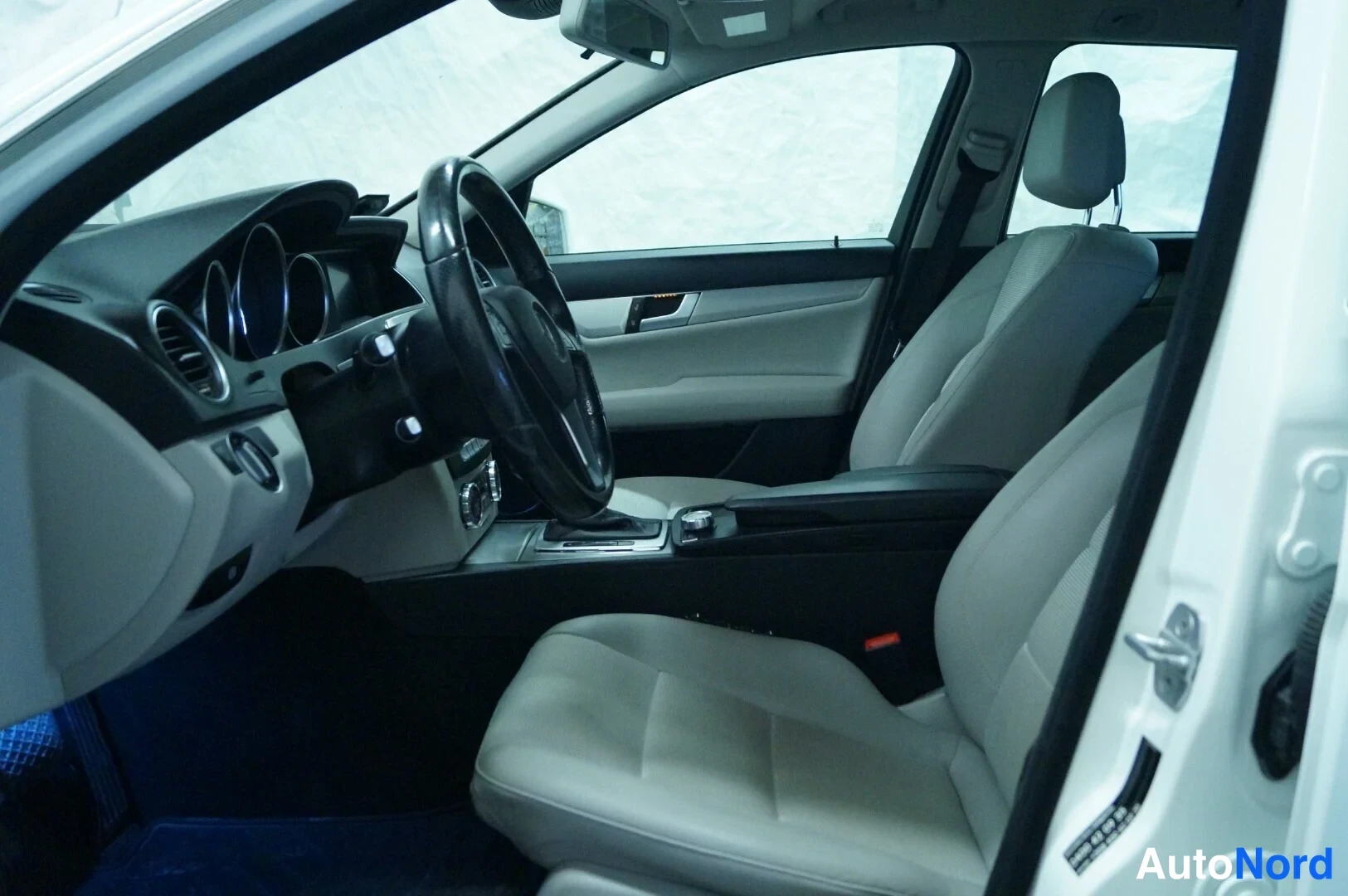 Valkoinen Mercedes-Benz C CDI 2013, etuistuimet, kuva 8