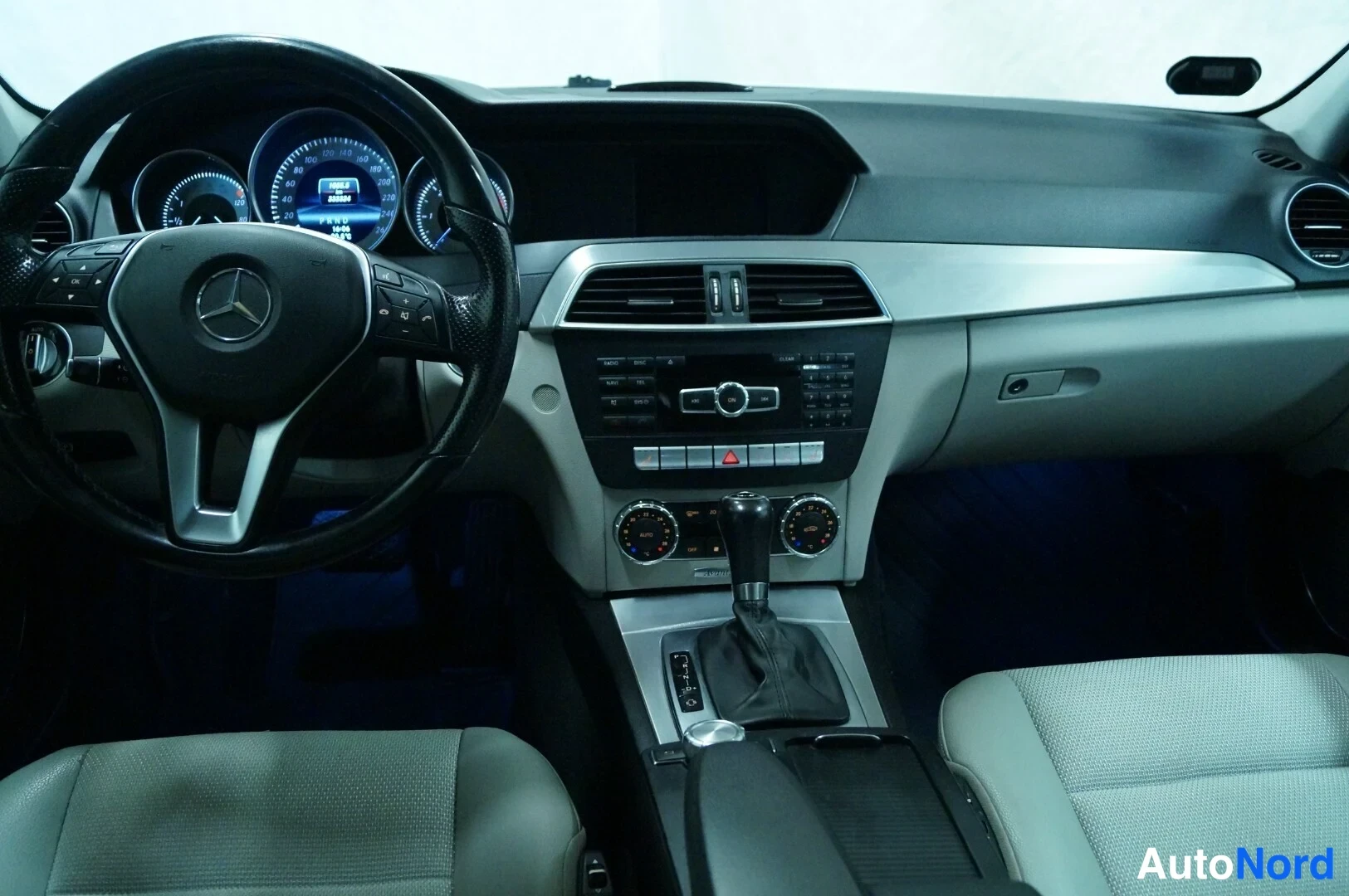 Valkoinen Mercedes-Benz C CDI 2013, ohjaamo, kuva 6