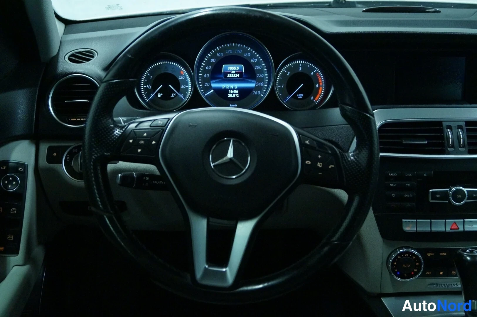 Valkoinen Mercedes-Benz C CDI 2013, ohjaamo, kuva 7