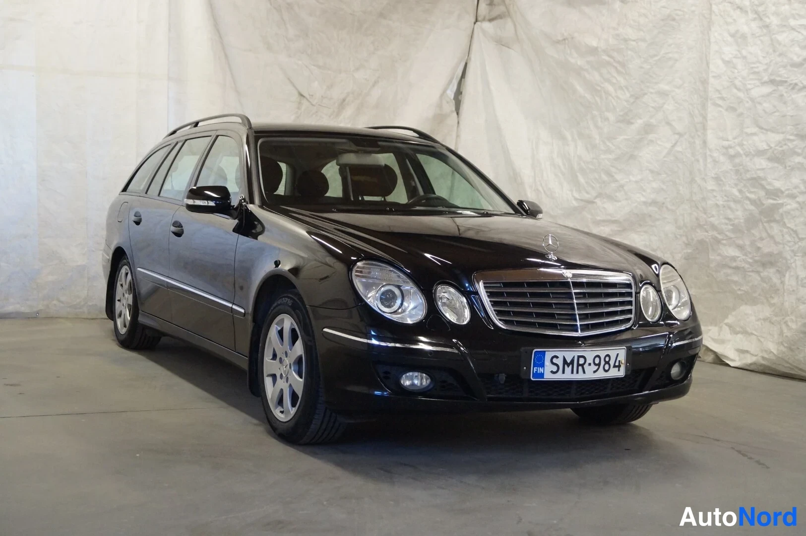 Musta Mercedes-Benz E  Farmari 2007, etuviisto, keula oikealle, kuva 2
