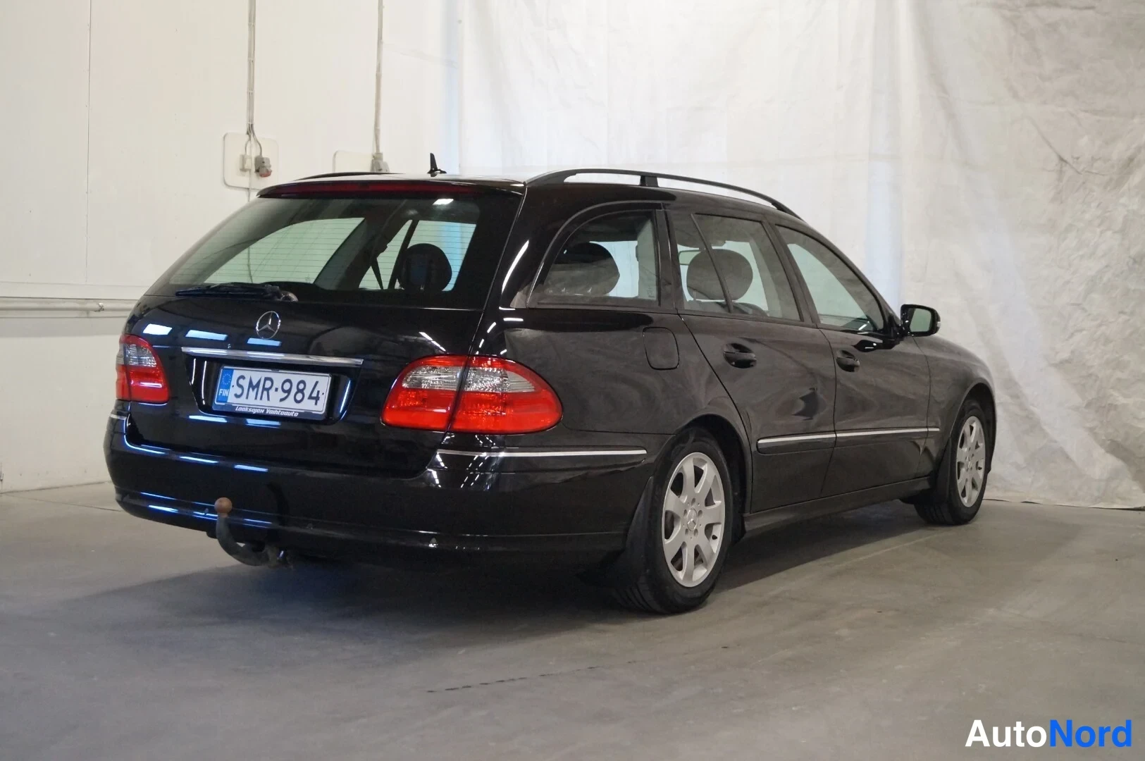 Musta Mercedes-Benz E  Farmari 2007, takaviisto, kuva 3