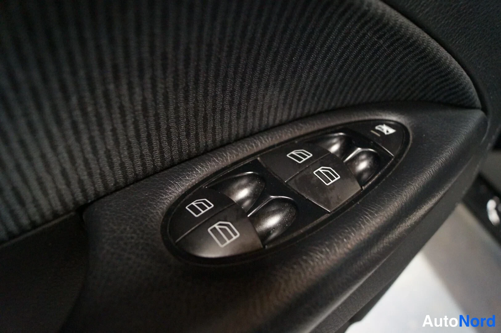 Musta Mercedes-Benz E  Farmari 2007, yksityiskohta, kuva 13