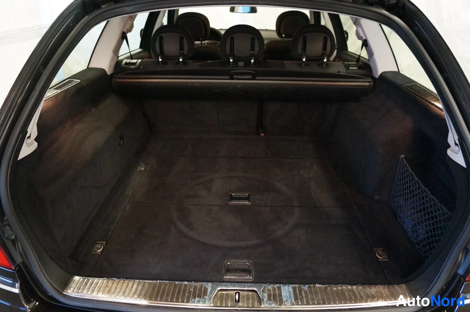 Musta Mercedes-Benz E  Farmari 2007, tavaratila, kuva 10