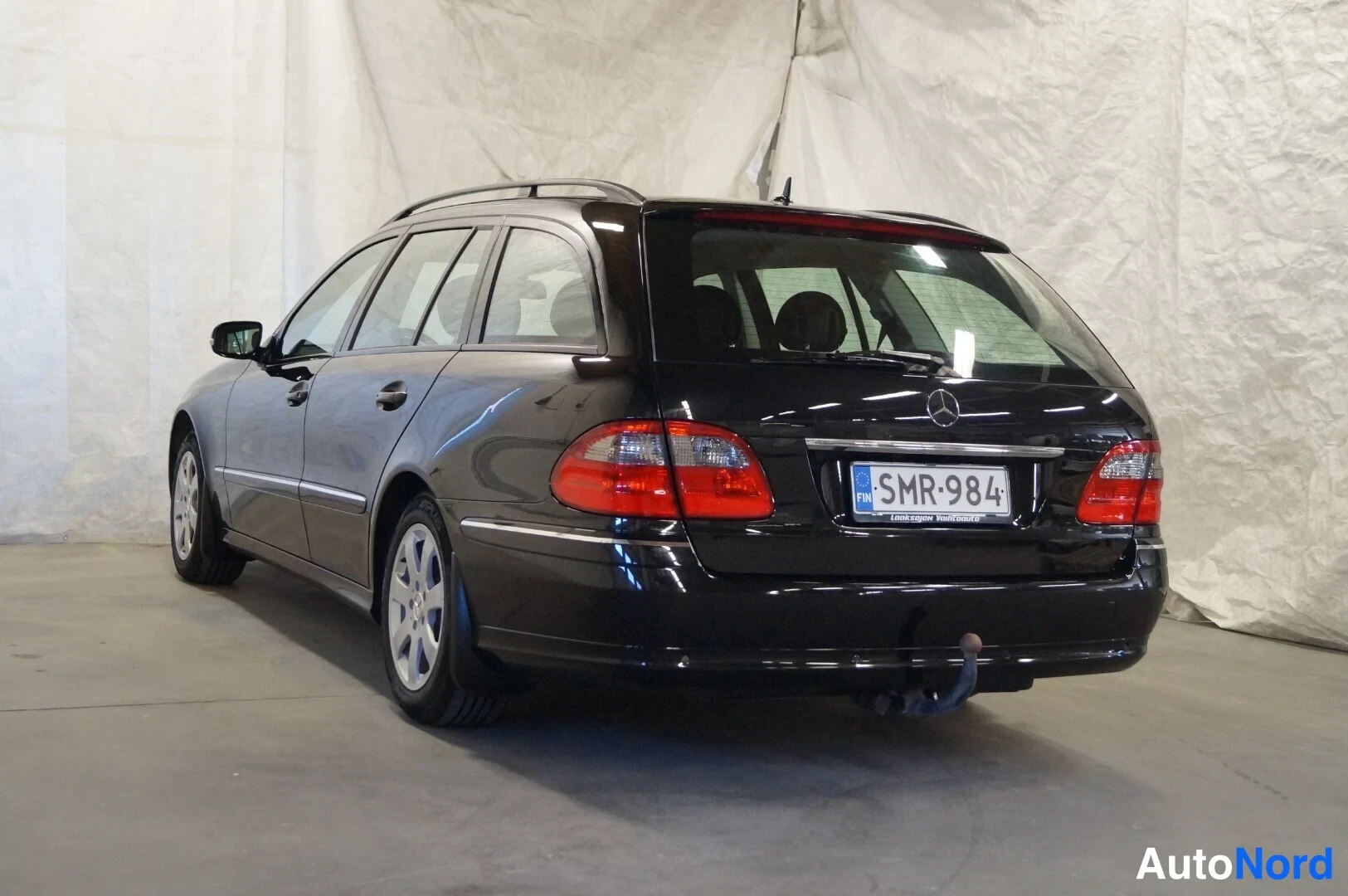 Musta Mercedes-Benz E  Farmari 2007, takaviisto, kuva 4