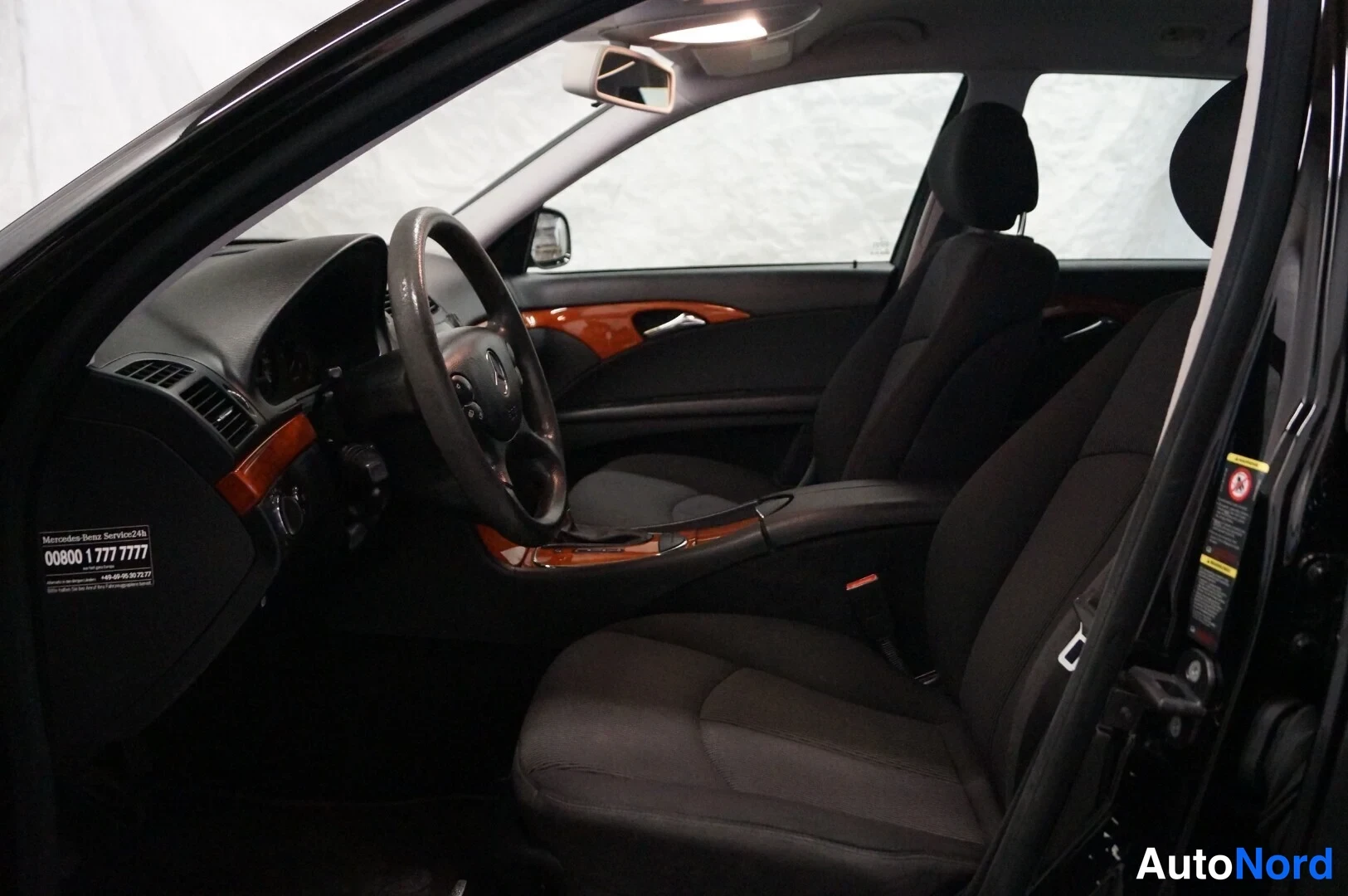 Musta Mercedes-Benz E  Farmari 2007, etuistuimet, kuva 8
