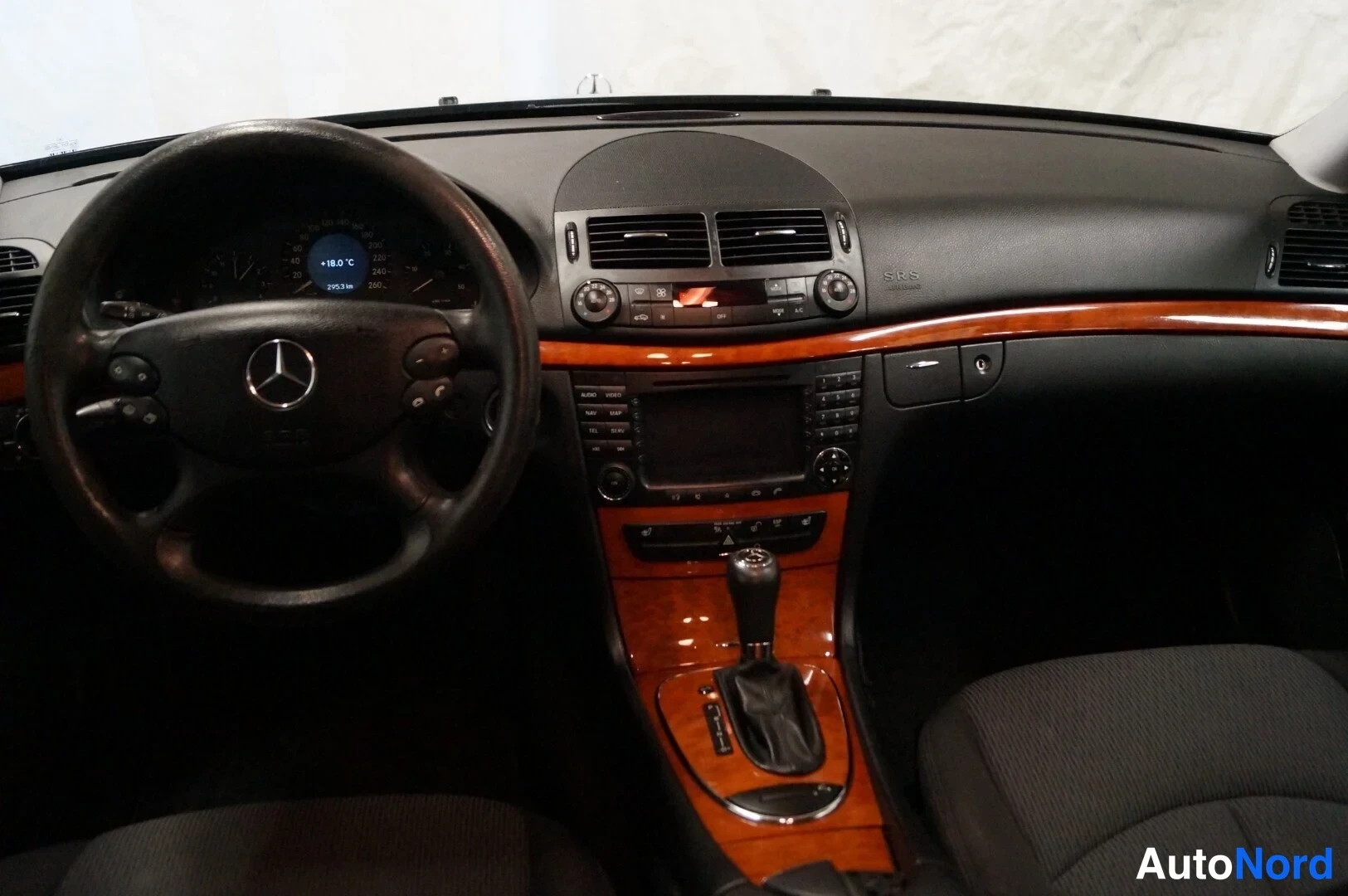 Musta Mercedes-Benz E  Farmari 2007, ohjaamo, kuva 6