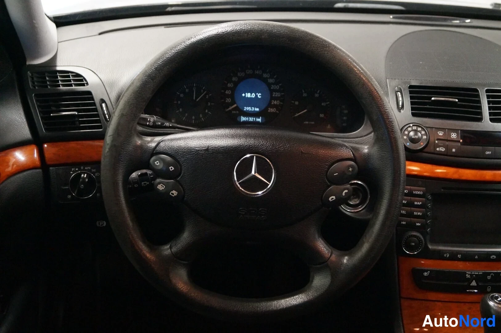Musta Mercedes-Benz E  Farmari 2007, yksityiskohta, kuva 11