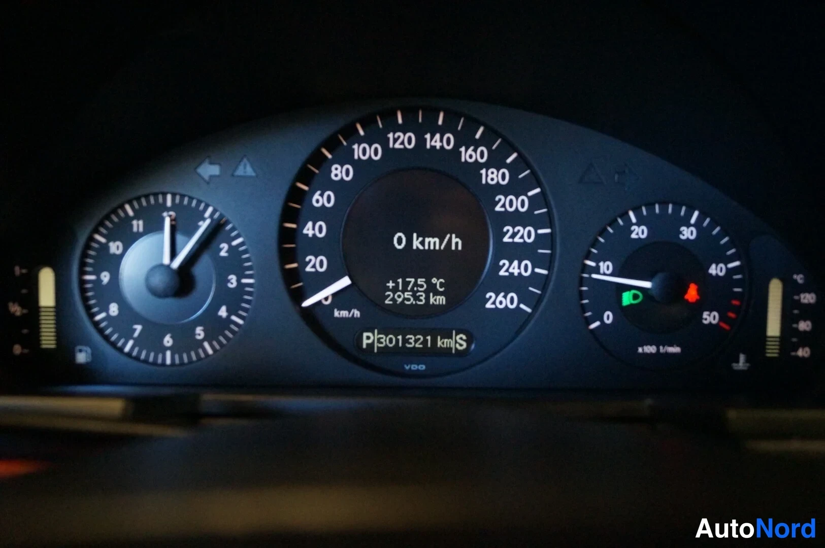 Musta Mercedes-Benz E  Farmari 2007, yksityiskohta, kuva 12