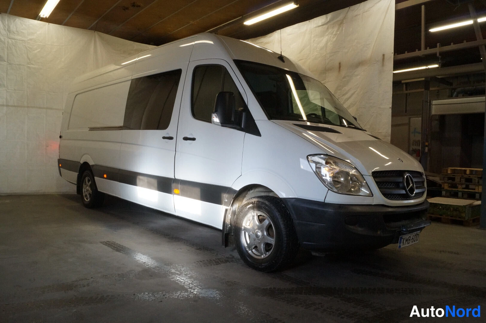 White Mercedes-Benz Sprinter 313 CDI 2010, front three-quarter, nose to the right, photo 2