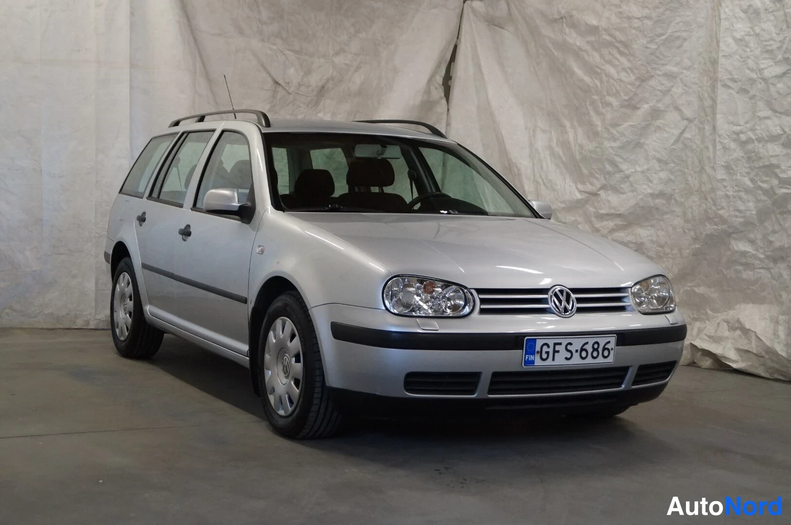Hopea Volkswagen Golf 2004, etuviisto, keula oikealle, kuva 2