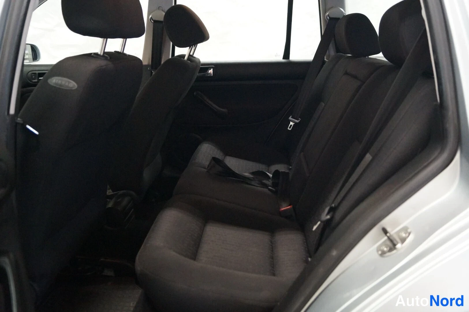 Hopea Volkswagen Golf 2004, takaistuimet, kuva 9