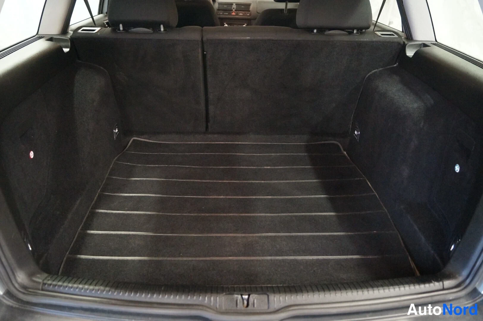Hopea Volkswagen Golf 2004, tavaratila, kuva 10