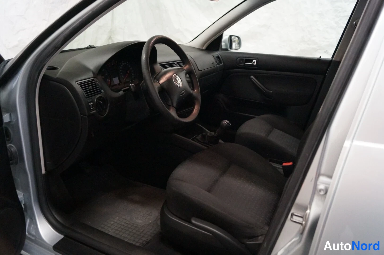 Hopea Volkswagen Golf 2004, ohjaamo, kuva 5