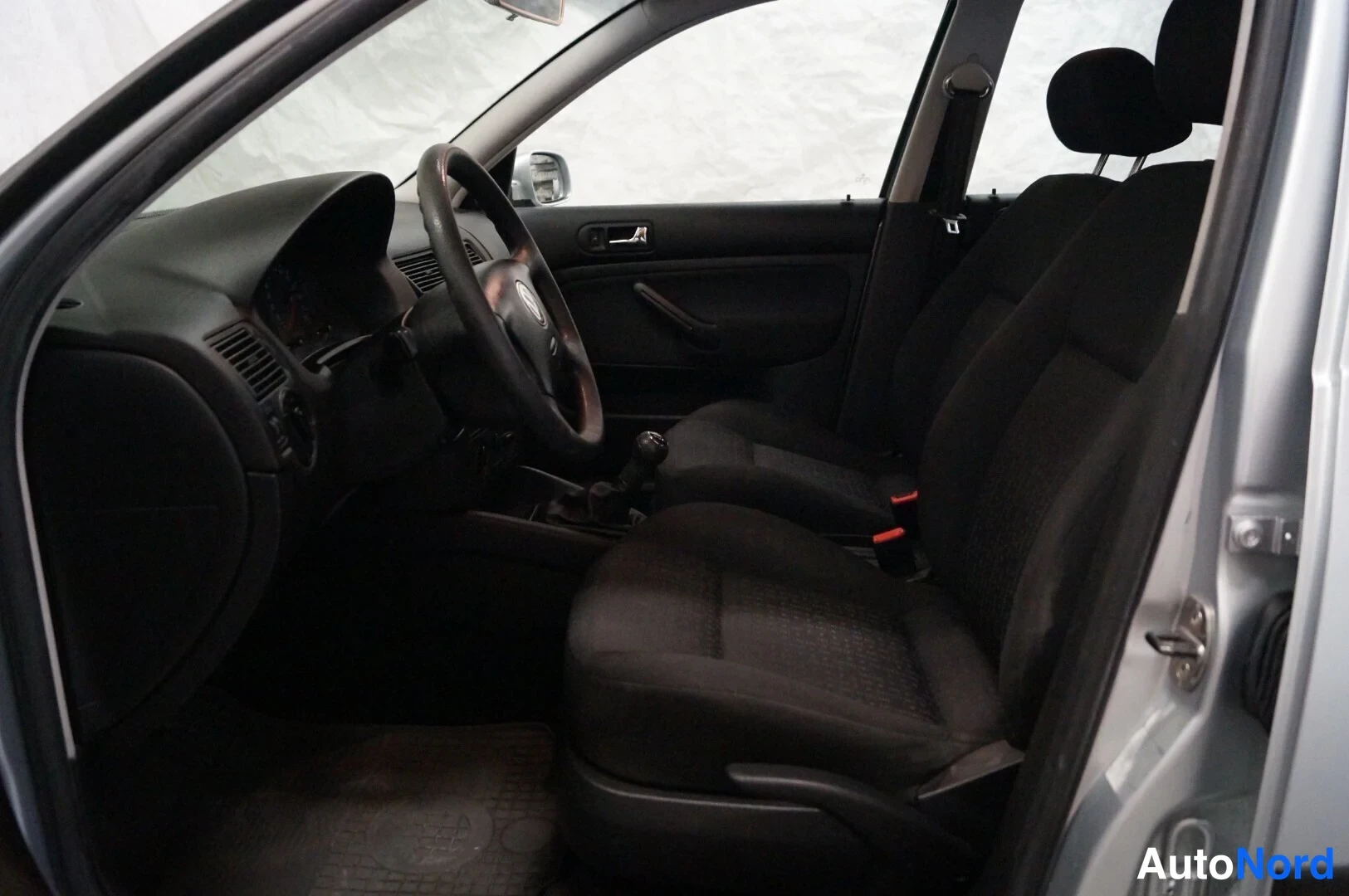 Hopea Volkswagen Golf 2004, ohjaamo, kuva 6