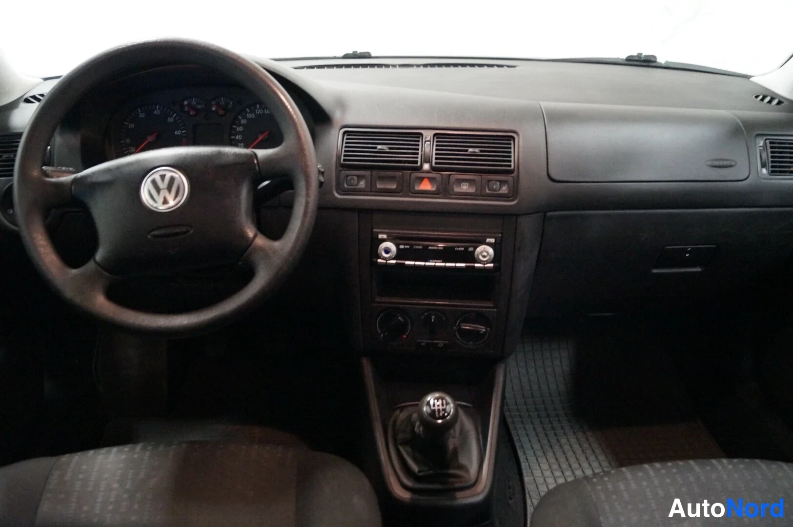 Hopea Volkswagen Golf 2004, ohjaamo, kuva 7