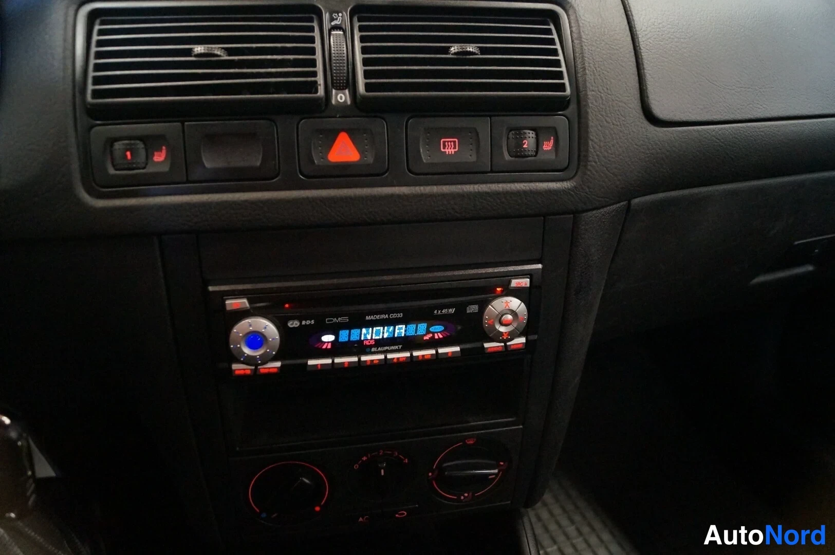 Hopea Volkswagen Golf 2004, ohjaamo, kuva 8