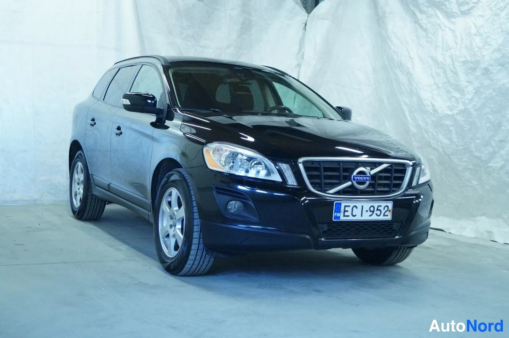 Musta Volvo XC60 2009, etuviisto, keula oikealle, kuva 2