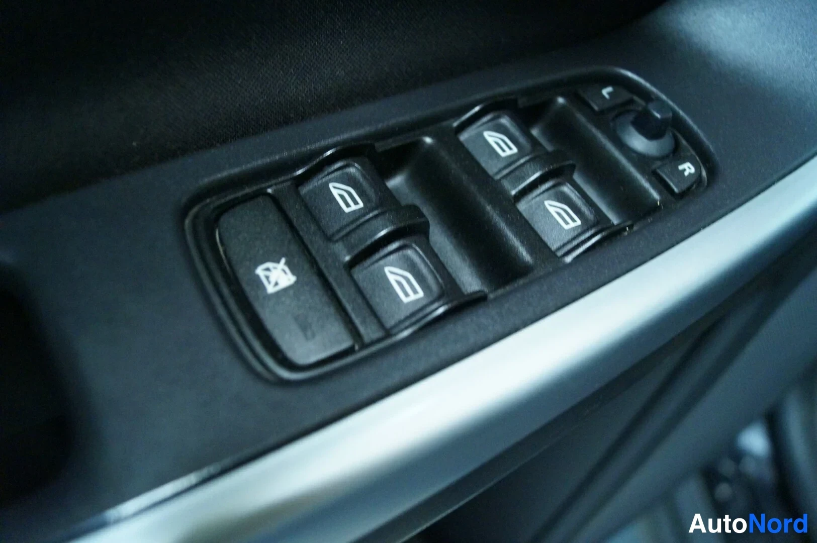 Musta Volvo XC60 2009, yksityiskohta, kuva 13