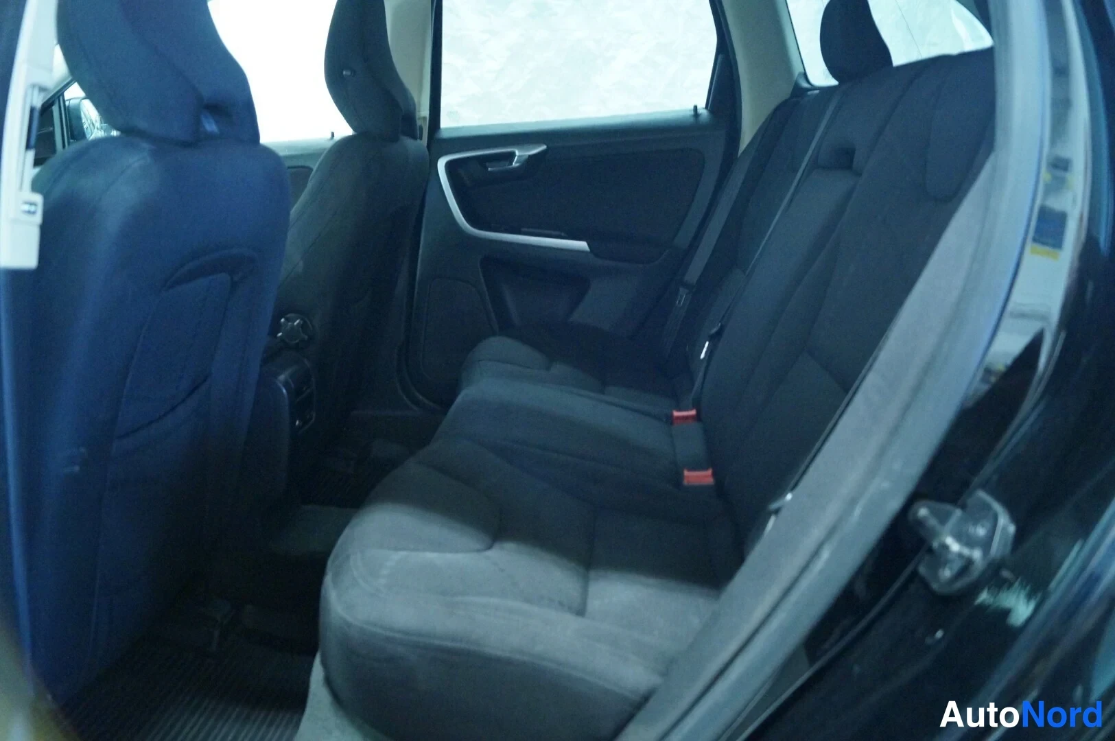 Musta Volvo XC60 2009, takaistuimet, kuva 9