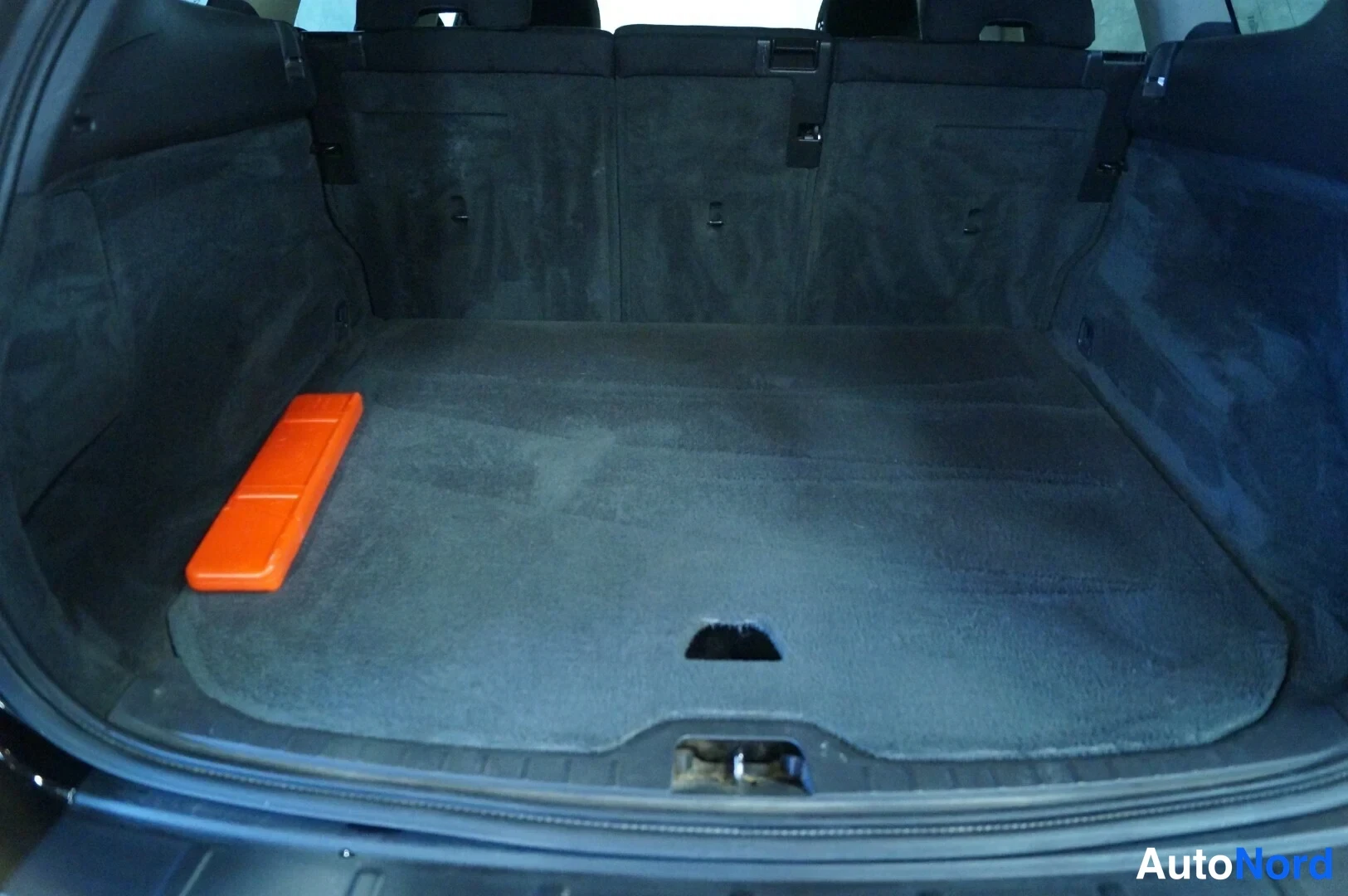 Musta Volvo XC60 2009, tavaratila, kuva 10