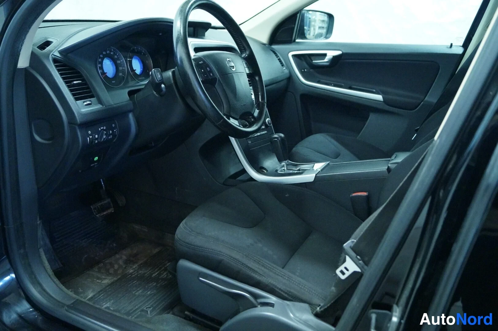 Musta Volvo XC60 2009, ohjaamo, kuva 5