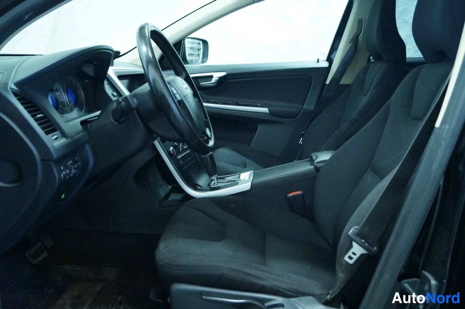 Musta Volvo XC60 2009, etuistuimet, kuva 8