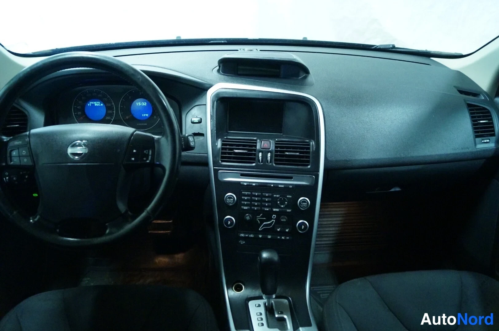 Musta Volvo XC60 2009, ohjaamo, kuva 6