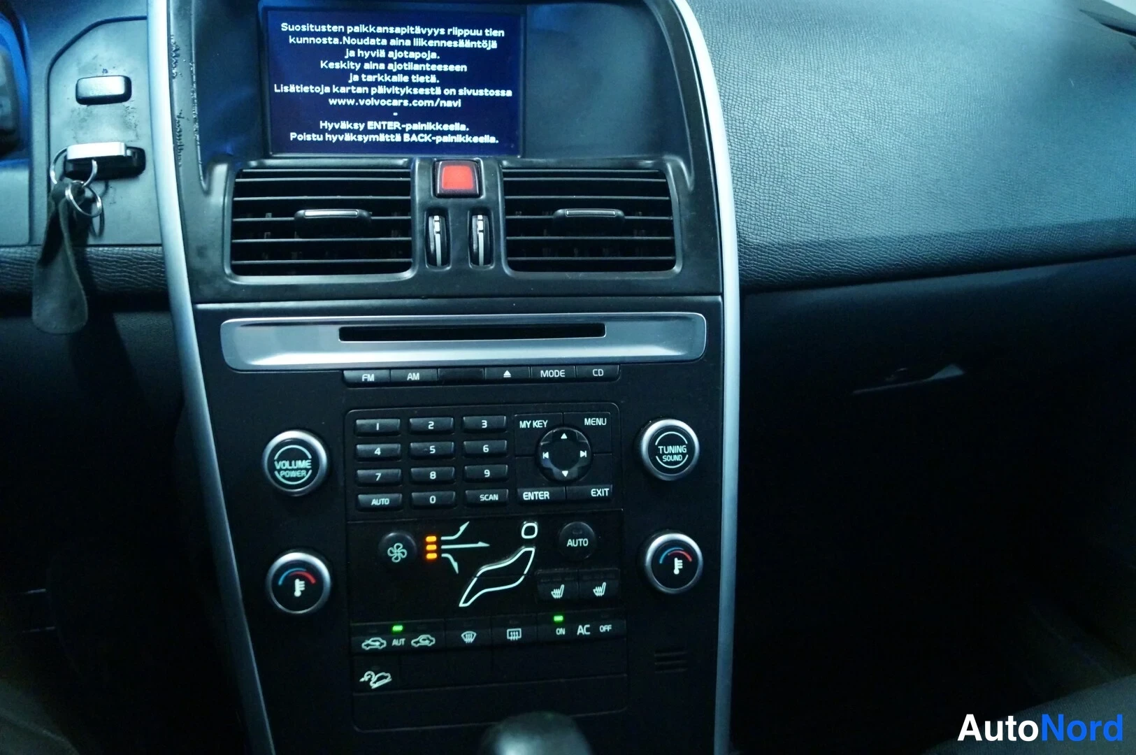 Musta Volvo XC60 2009, ohjaamo, kuva 7