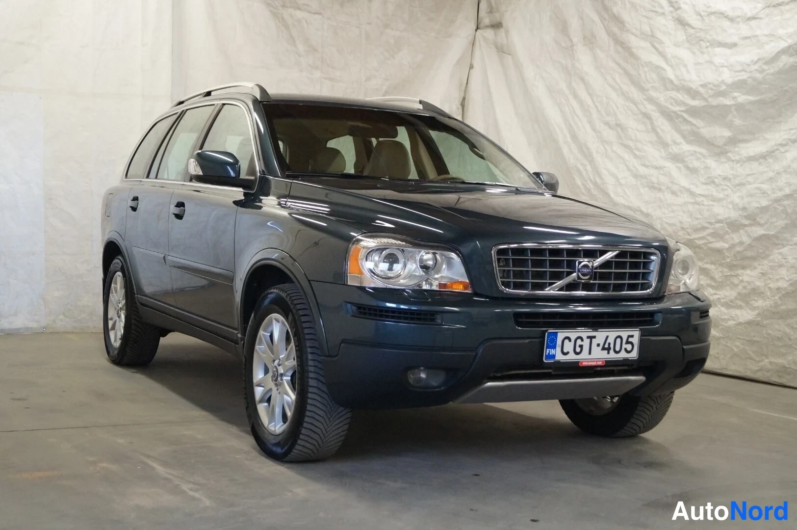 Harmaa Volvo XC90 2008, etuviisto, keula oikealle, kuva 2