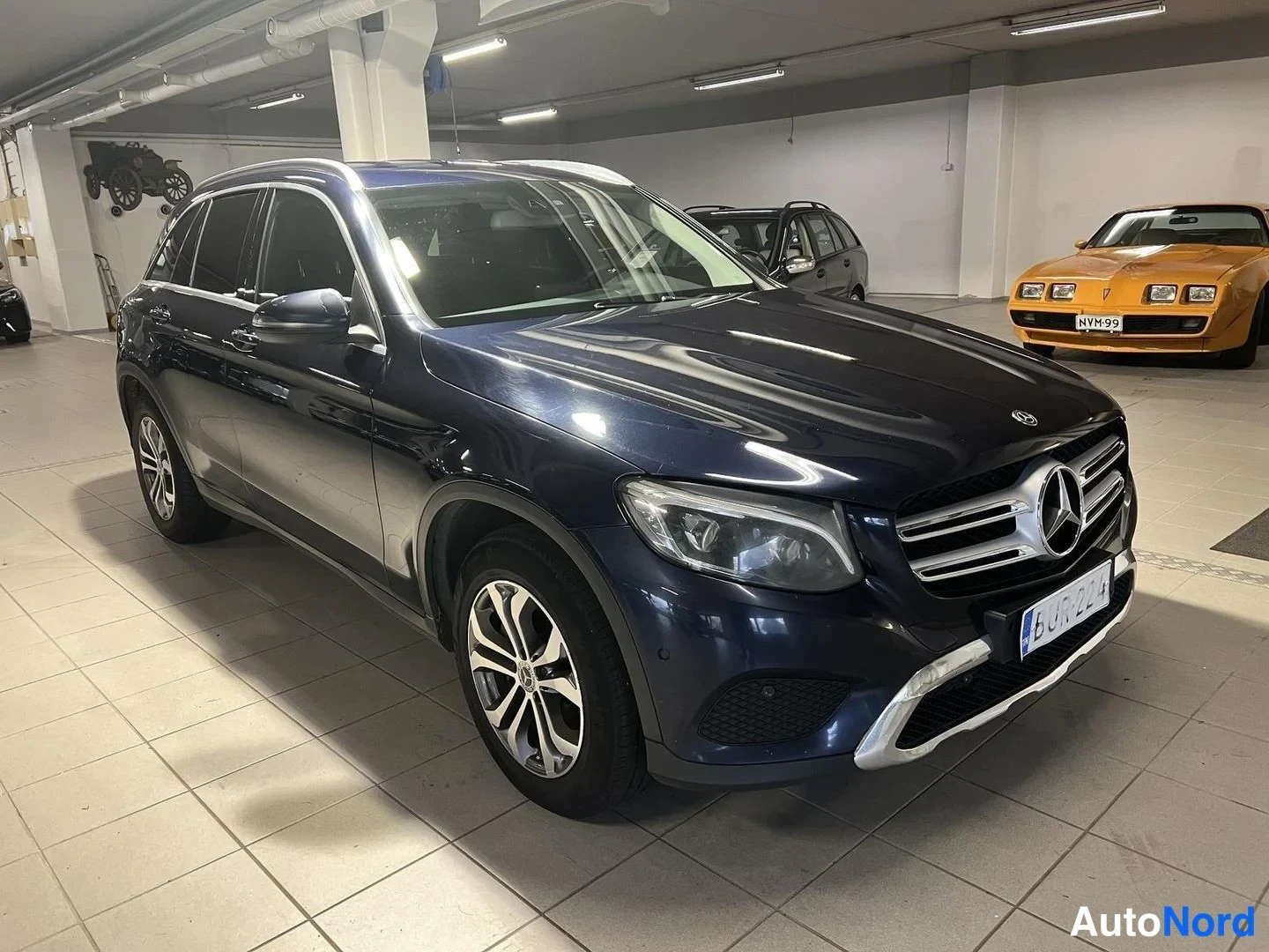 Sininen Mercedes-Benz GLC 220 d 4MATIC 2017, etuviisto, keula oikealle, kuva 2