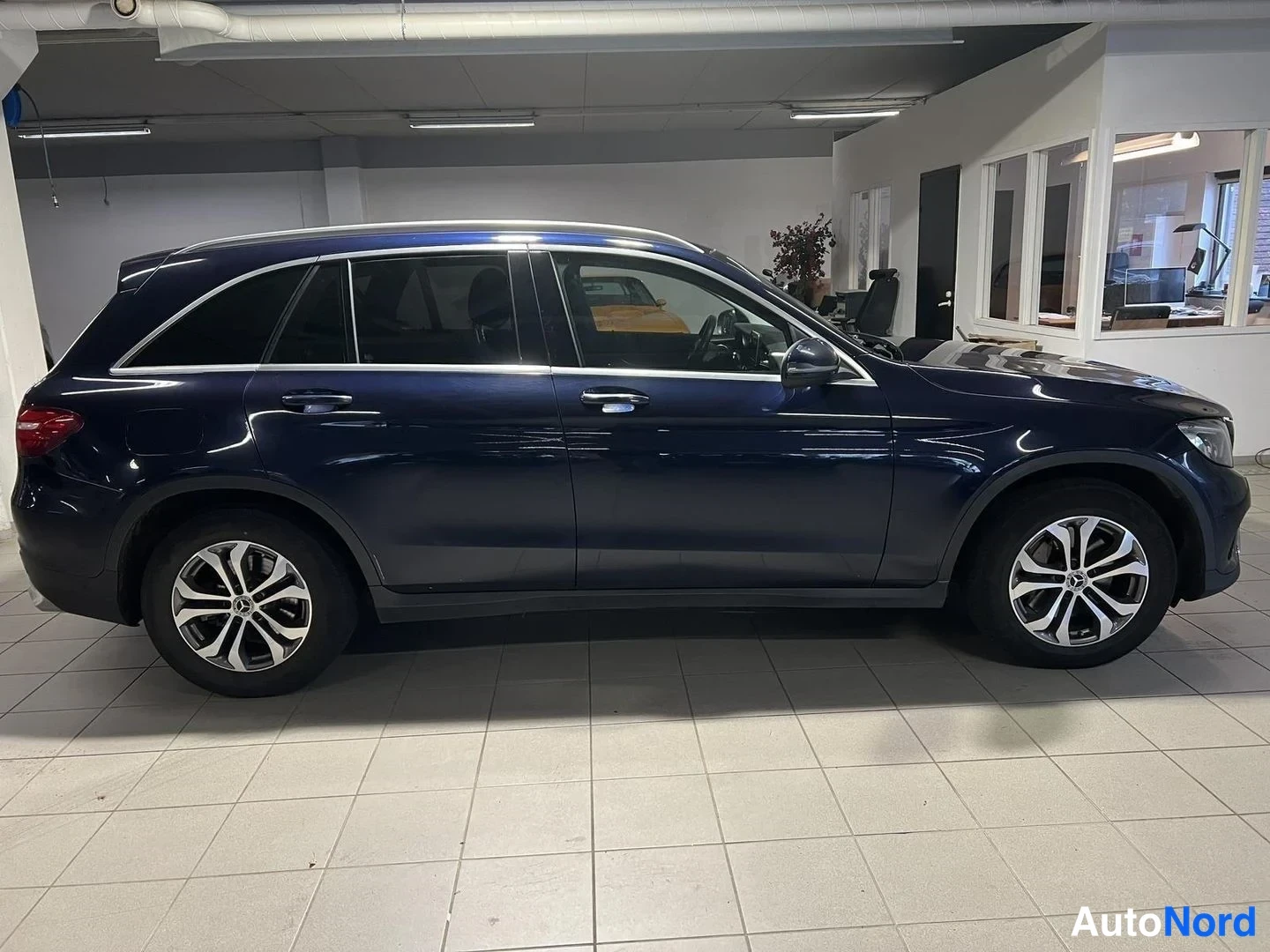 Sininen Mercedes-Benz GLC 220 d 4MATIC 2017, sivulta, kuva 3