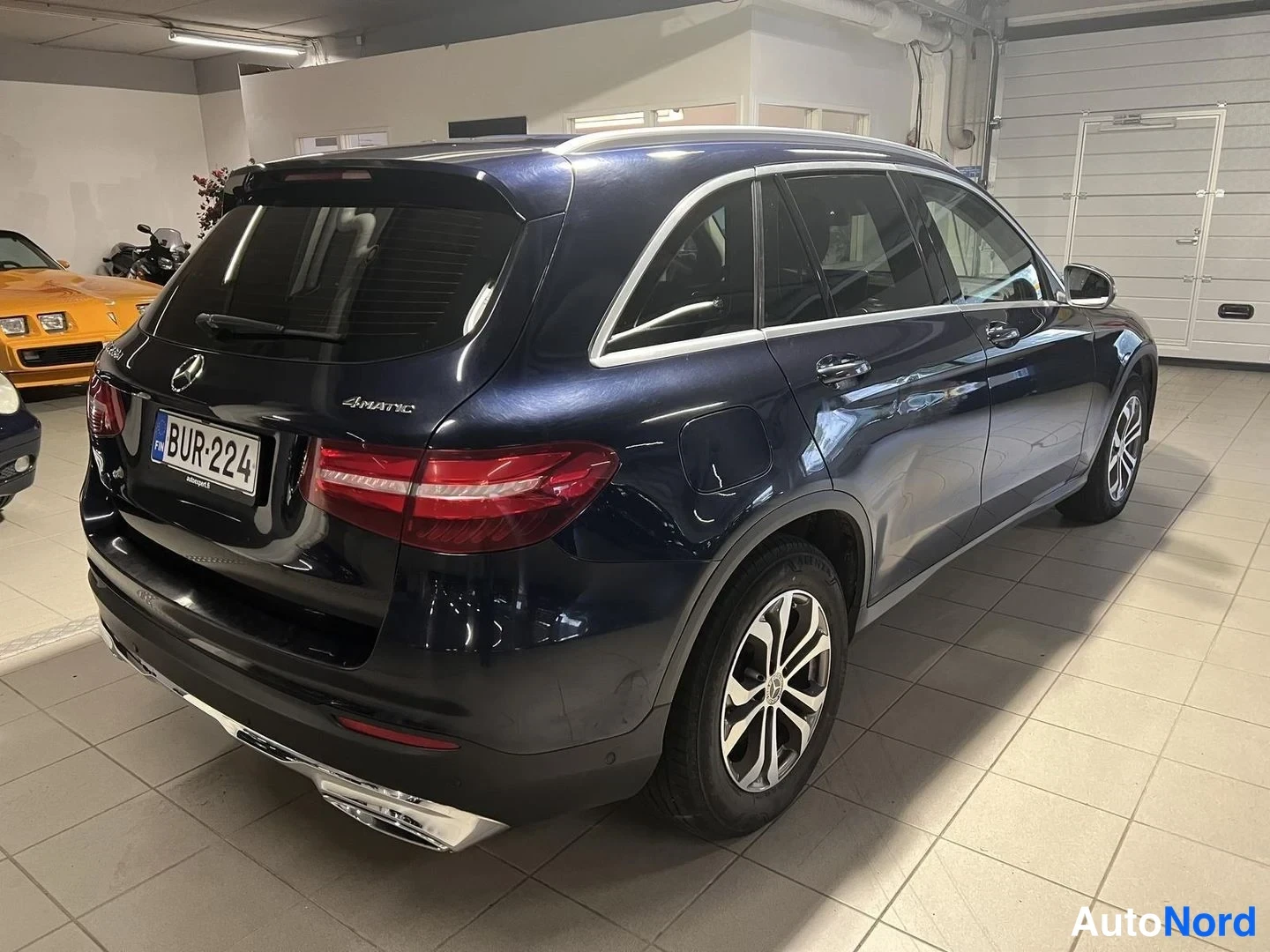 Sininen Mercedes-Benz GLC 220 d 4MATIC 2017, takaviisto, kuva 5