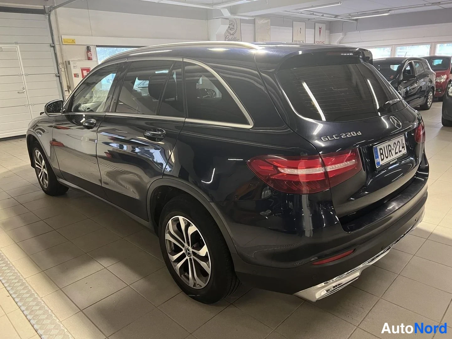 Sininen Mercedes-Benz GLC 220 d 4MATIC 2017, takaviisto, kuva 6