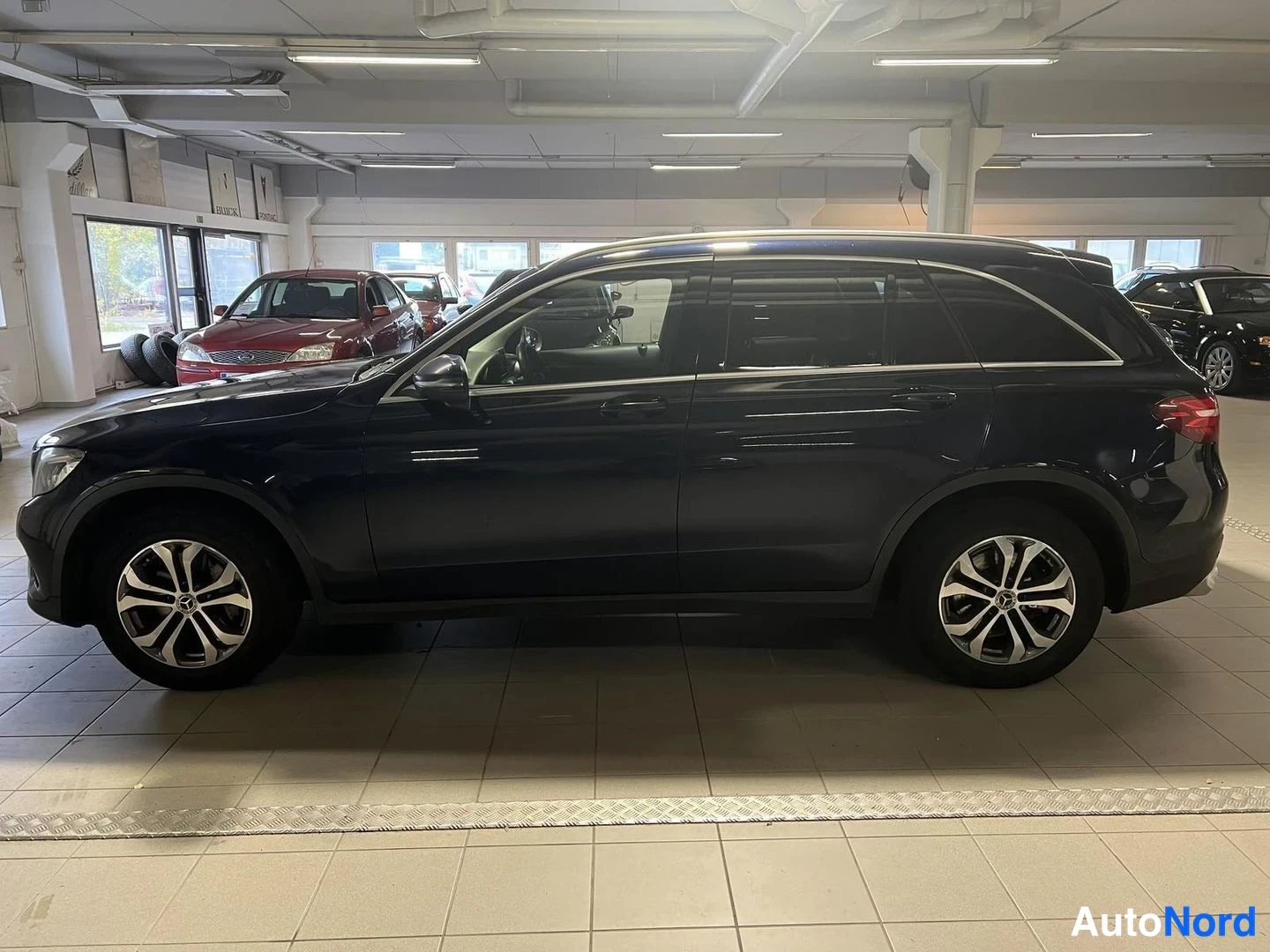 Sininen Mercedes-Benz GLC 220 d 4MATIC 2017, sivulta, kuva 4