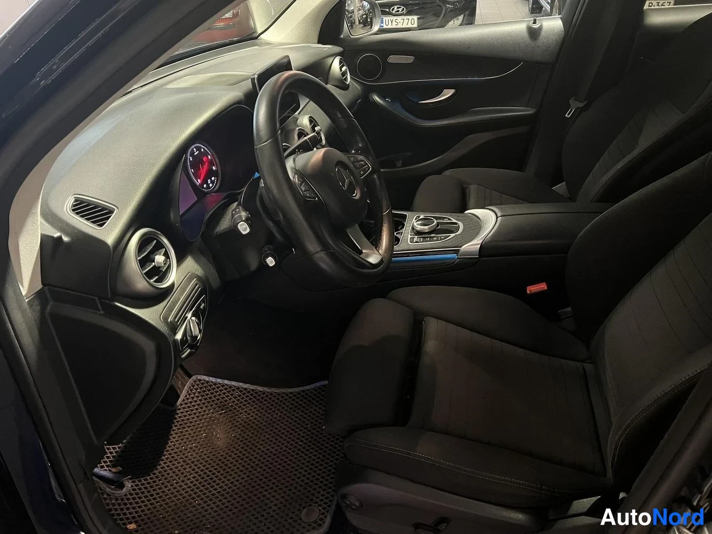Sininen Mercedes-Benz GLC 220 d 4MATIC 2017, ohjaamo, kuva 7