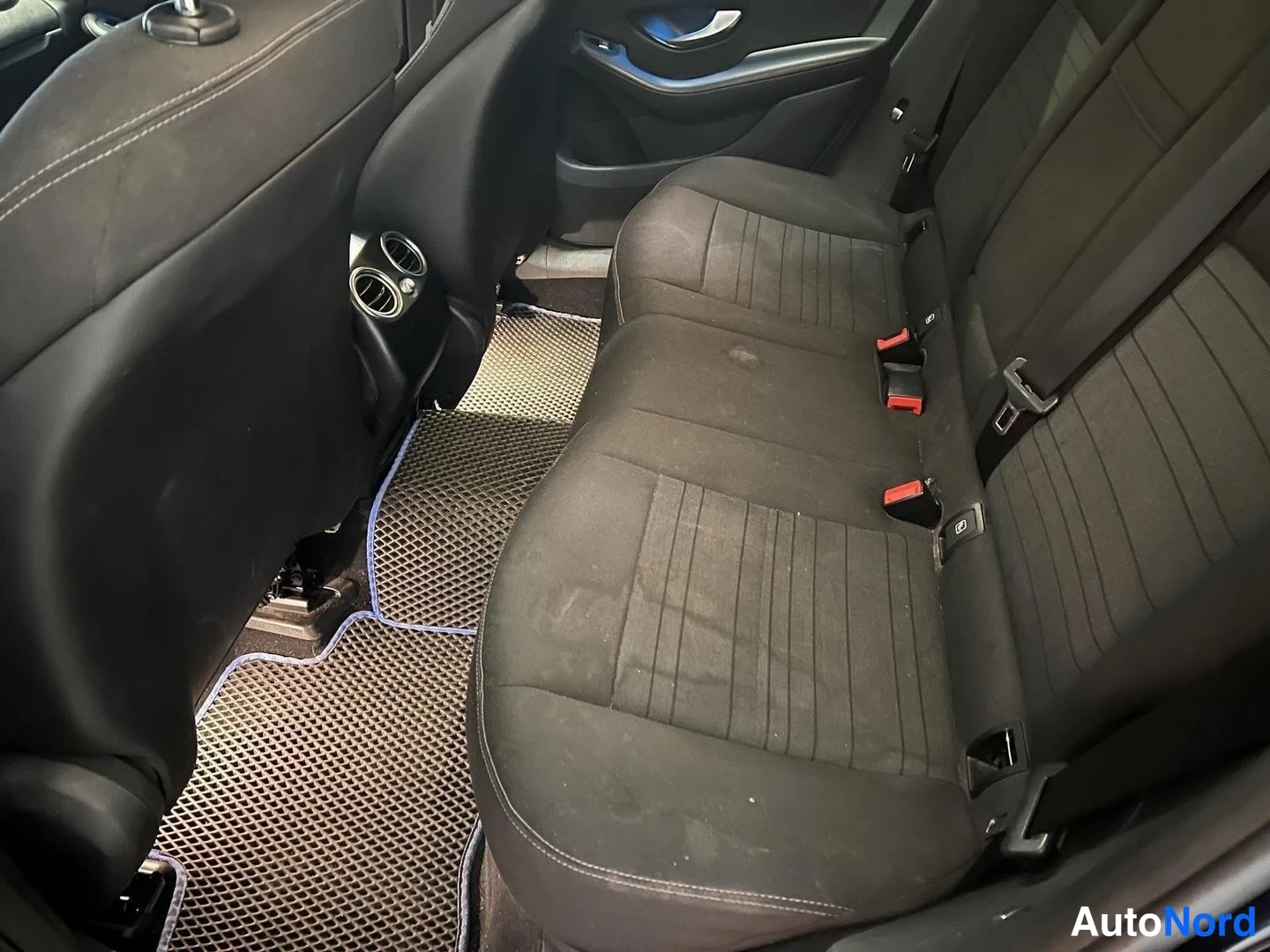 Sininen Mercedes-Benz GLC 220 d 4MATIC 2017, takaistuimet, kuva 8