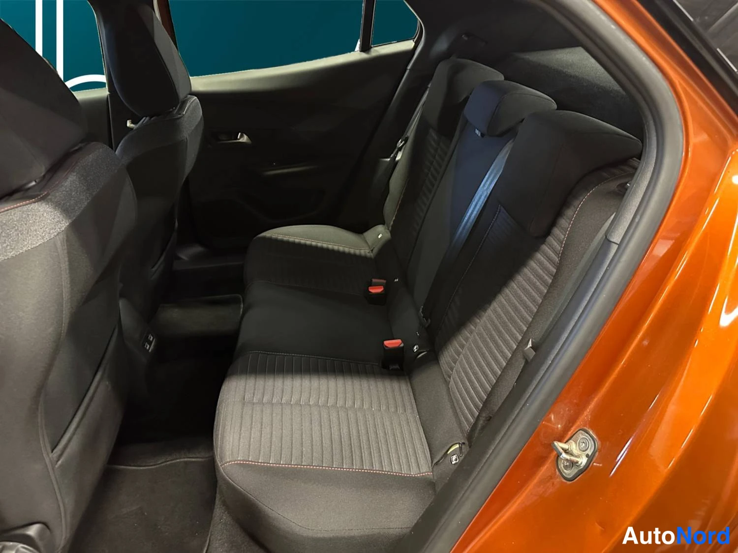 Oranssi Peugeot E-2008 2023, takaistuimet, kuva 18