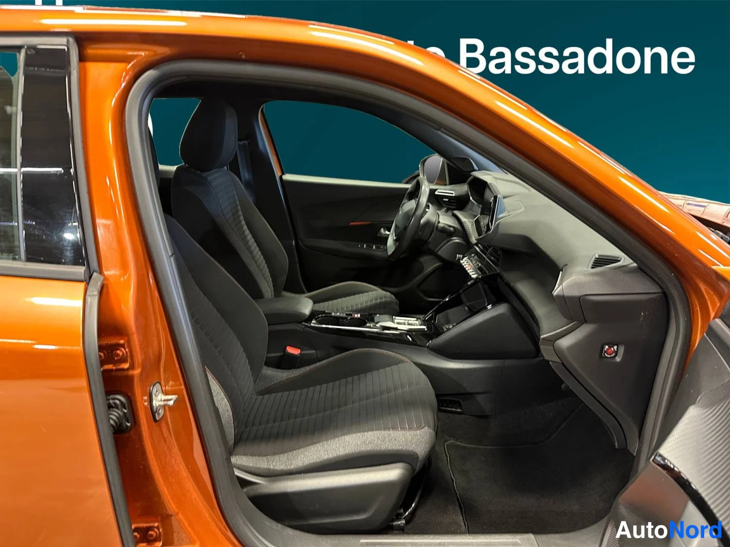 Oranssi Peugeot E-2008 2023, ohjaamo, kuva 12