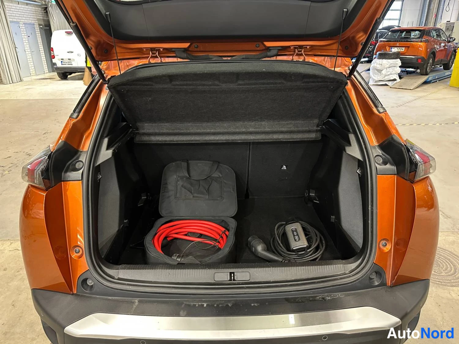 Oranssi Peugeot E-2008 2023, tavaratila, kuva 19