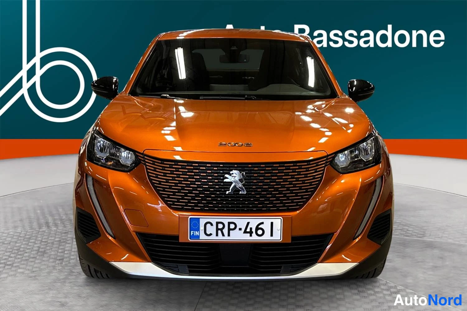 Oranssi Peugeot E-2008 2023, edestä, kuva 3