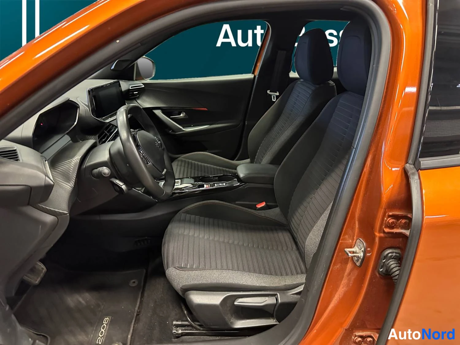 Oranssi Peugeot E-2008 2023, ohjaamo, kuva 9