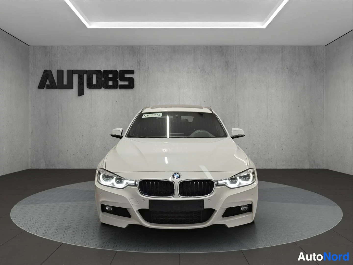 Vit BMW 330d xDrive 2017, framifrån, bild 4