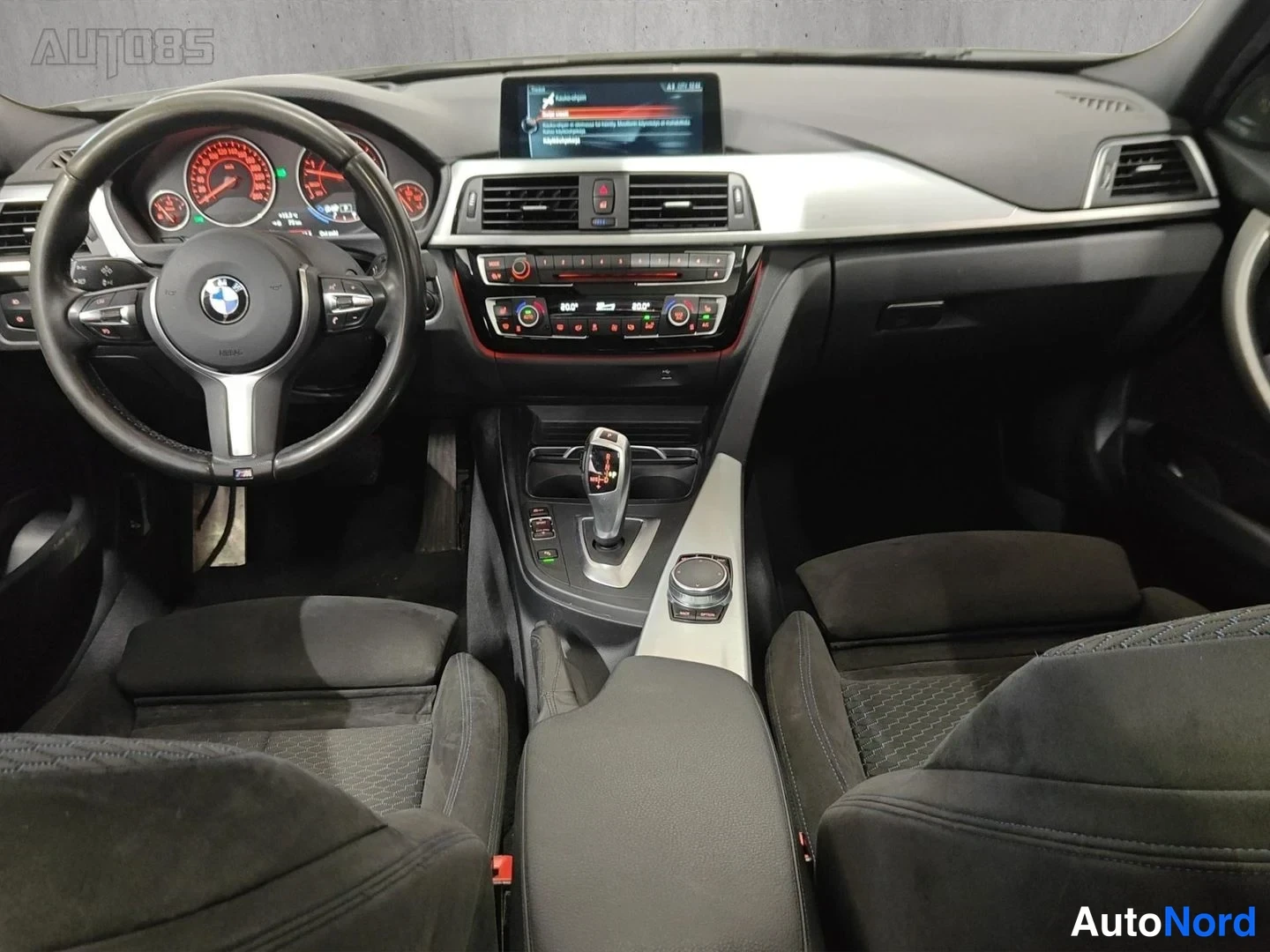 Vit BMW 330d xDrive 2017, förarplats, bild 13