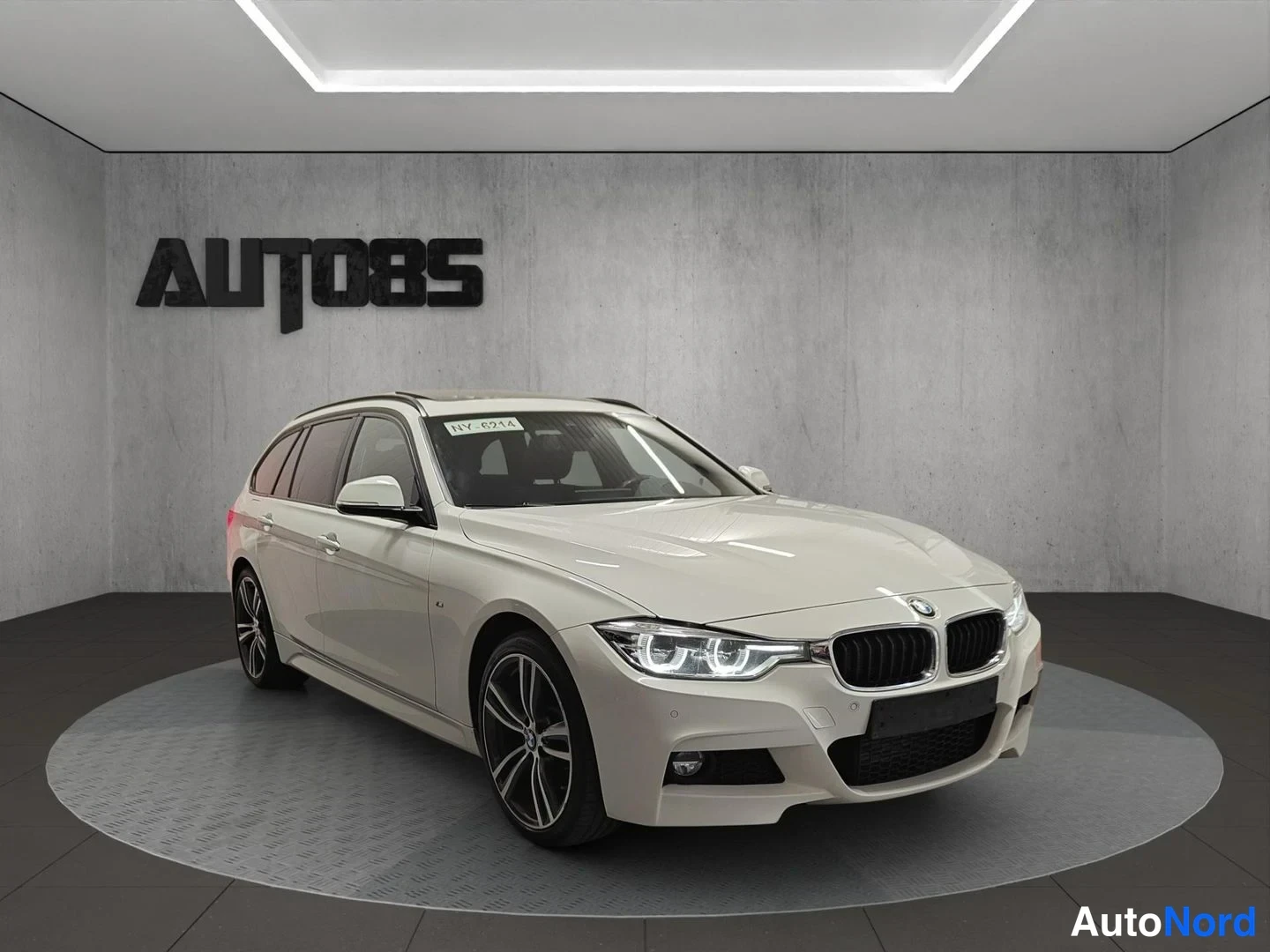 Vit BMW 330d xDrive 2017, snett framifrån, fronten åt höger, bild 2