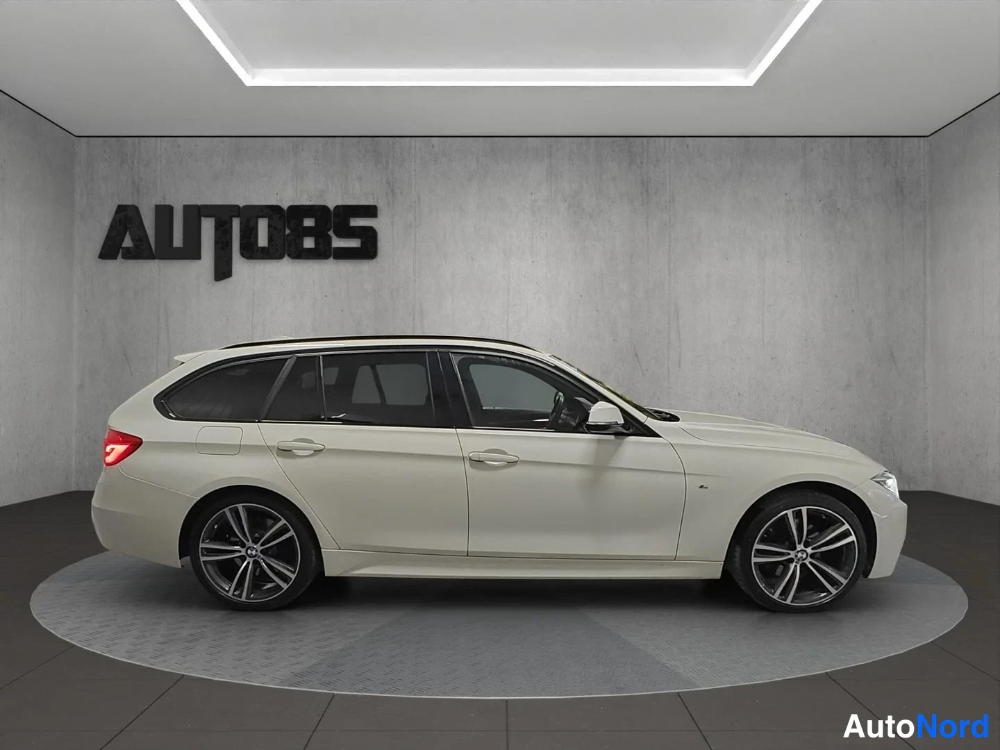 Vit BMW 330d xDrive 2017, snett bakifrån, bild 5