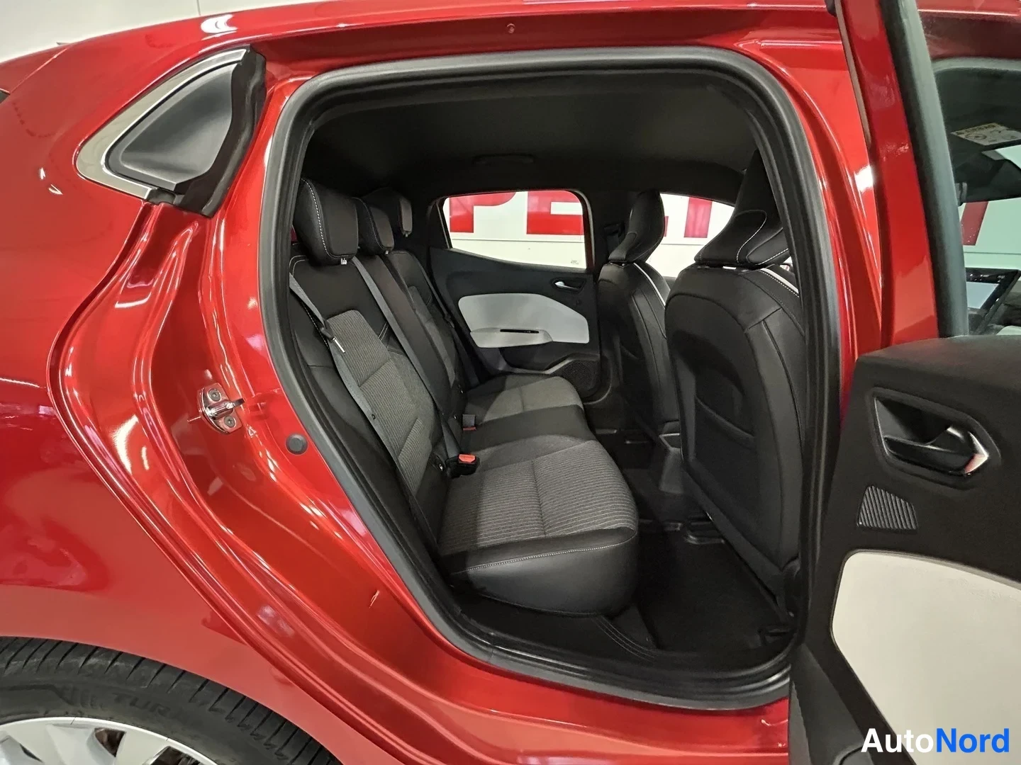 Punainen Renault Clio 2020, takaistuimet, kuva 13