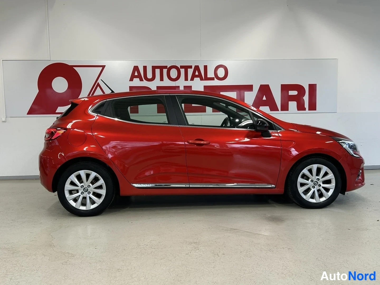 Punainen Renault Clio 2020, sivulta, kuva 5